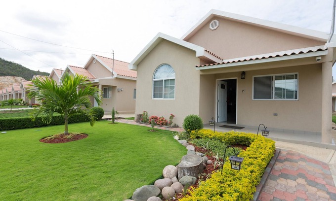Kingston House | Stylish 2 Bedroom Smart Home with Pool & Spa Amenities