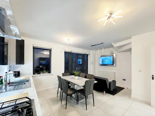 Coulsdon West House | Stylish 5-Bed Retreat with Jacuzzi & Free Parking