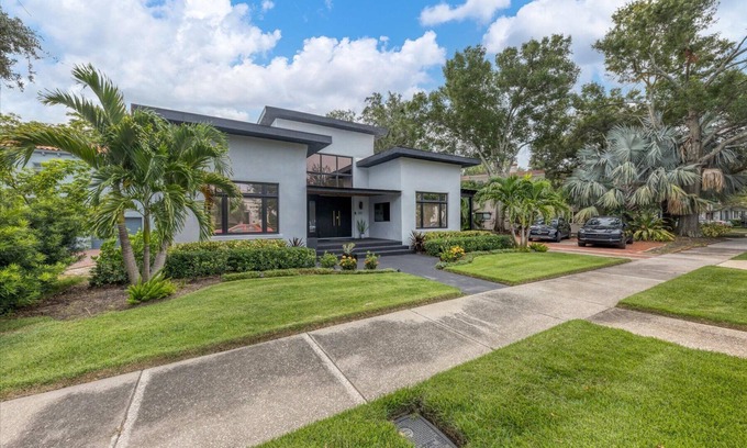 Davis Islands House | Modern Home Steps from Bayshore & Downtown - Guest Rated 10/10