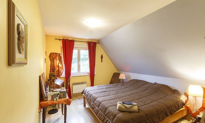 Hoffen House | Cozy Modern Room with Pet-Friendly Amenities & Breakfast