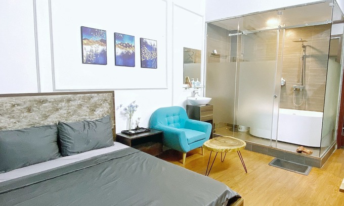 Van Mieu House | Modern bedrom in Liight Homstay Hanoi with Netflix, Kitchen, Washer & Dryer