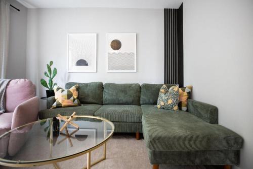 Highland House | Modern Boho Bungalow - Pet-Friendly near MOA