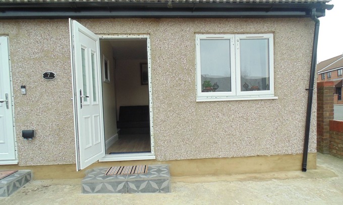 Havering Apartment | Inviting Modern Apartment with Spa & Breakfast, Rated 9.8