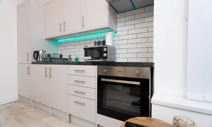 Chapeltown Apartment | Bright 2-Bedroom Retreat in Leeds Near Dance School