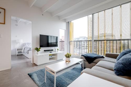 Chinatown Apartment | Bright 1 Bedroom Downtown Apt with Rooftop Patio & Breakfast