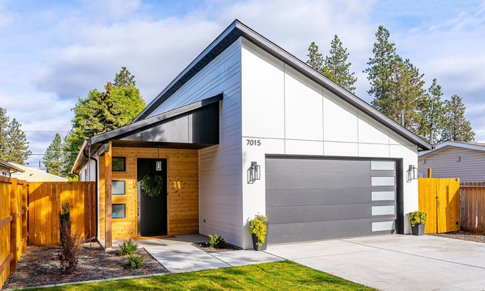 Mica House | Modern Home Minutes from Hiking, Child-Friendly Amenities