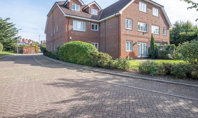 Oakleigh Apartment | Bright 2-Bed Apartment in Barnet with Family-Friendly Amenities