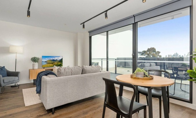 Brunswick Apartment | Convenient Brunswick IMEL: Accessible Stay with Breakfast