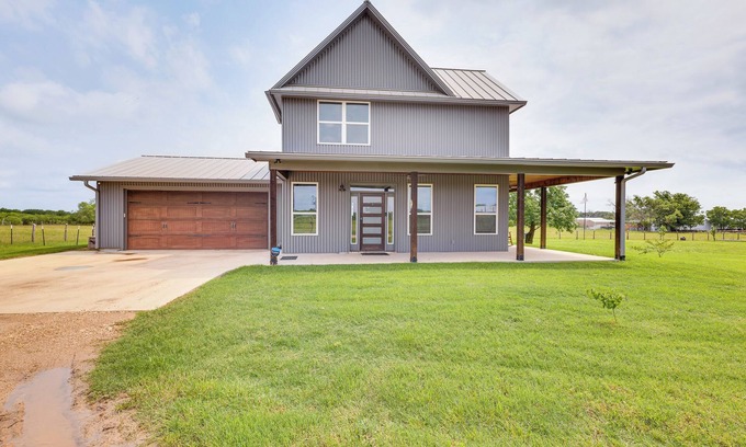 Bryan House | Modern Bryan Farmhouse on 1 Acre w/Hot Tub!