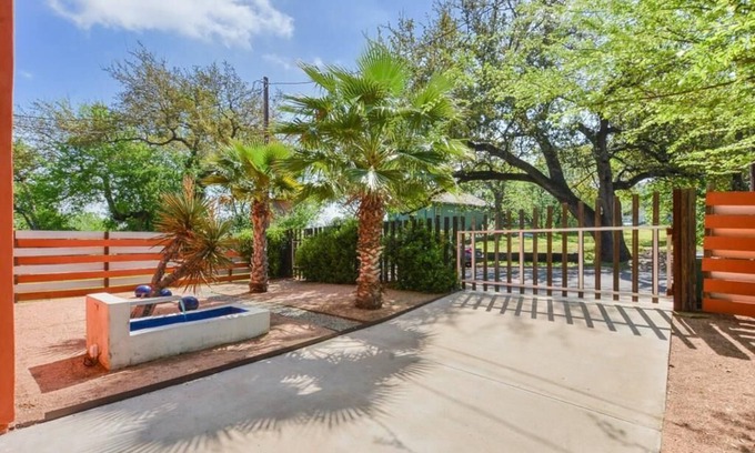 Blackshear-Prospect Hill House | Modern Bungalow in Central Austin- 3 Bedroom 2.5 Bath