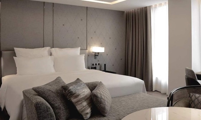 Khlong Tan Hotel | Modern Central Hotel: Family-Friendly with Pool Access