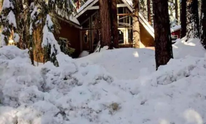 Placerville House | Idyllic Modern Cabin Getaway with Lake View & Breakfast