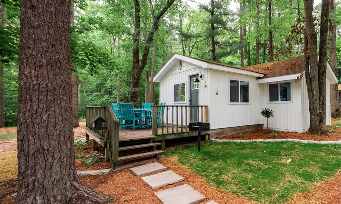 Mayfield Cabin | Exclusive Cabin Retreat on Arbutus Lake with Pontoon Rentals