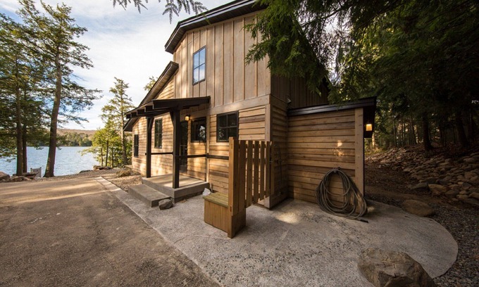 Crandon Cabin | Modern Cabin Retreat on Lake Lucerne with Spa & Hot Tub