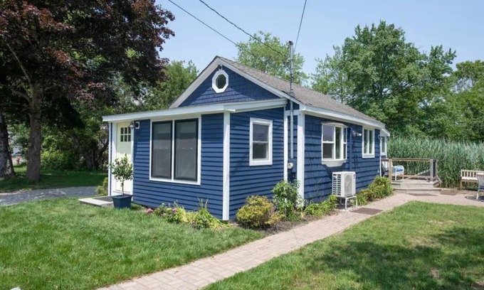 South Kingstown House | Renovated Modern Cabin on Narrow River with Oceanfront Pool