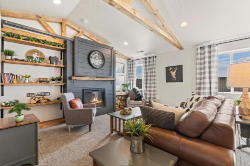 Caldwell House | Modern Cabin Retreat with Vaulted Ceilings, Sleeps 8