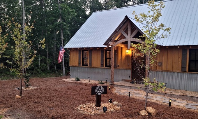 Rising Fawn Cabin | Discover a Modern Cabin with Hot Tub Near Cloudland Canyon