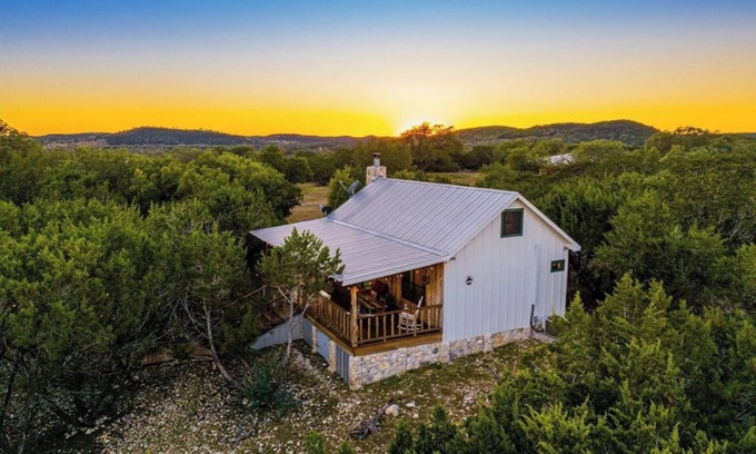 Uvalde Cabin | Hill Country View Cabin with Pool and Family Amenities