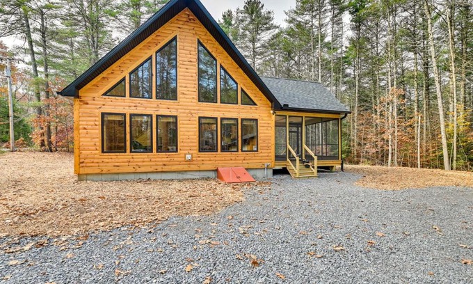 Gloversville House | Modern Cabin with Hot Tub & Access to Sacandaga Lake