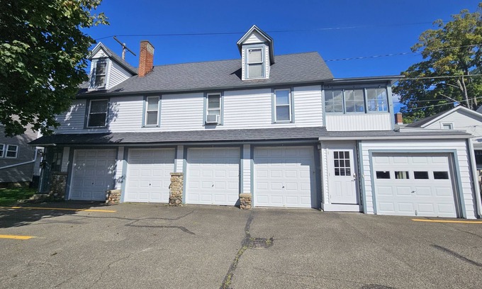 Warren Apartment | Modern Carriage House: Pet-Friendly Retreat with Breakfast