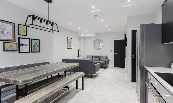 Liverpool House | Stylish Central Liverpool Home - Sleeps 12 & Free Parking