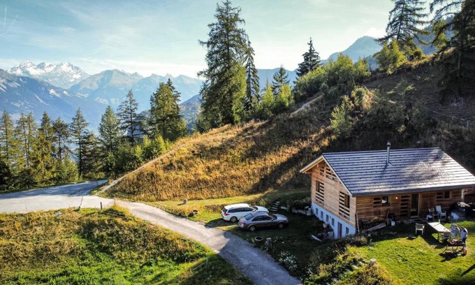 Chalais Ski Chalet | Tranquil Modern Chalet with Child-Friendly Amenities in Vercorin