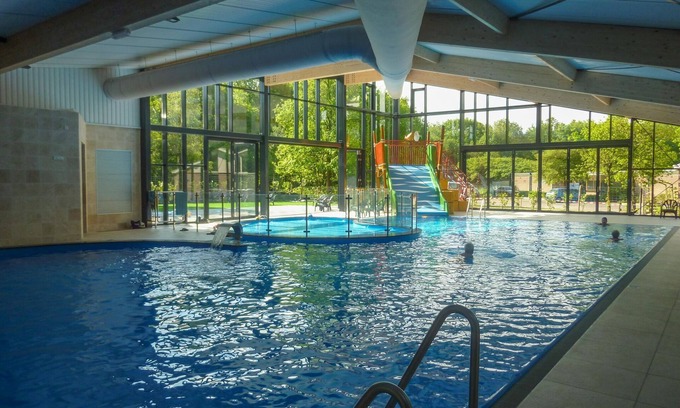 Ruinen Ski Chalet | Modern Chalet with Pool and Kitchen in Holiday Park