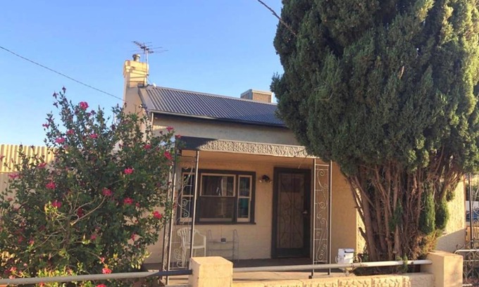 Broken Hill House | Modern Miners’ Cottage: Family-Friendly Stay with Free Wi-Fi