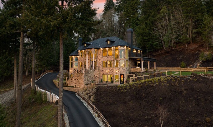 Washougal House | Scenic Modern Chateau with Pool and Spa by Columbia River