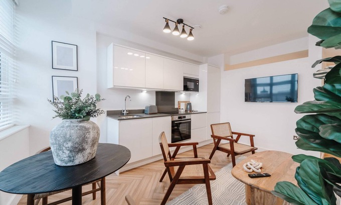 Chester Apartment | Contemporary Chester Flat with Kitchen in City Centre