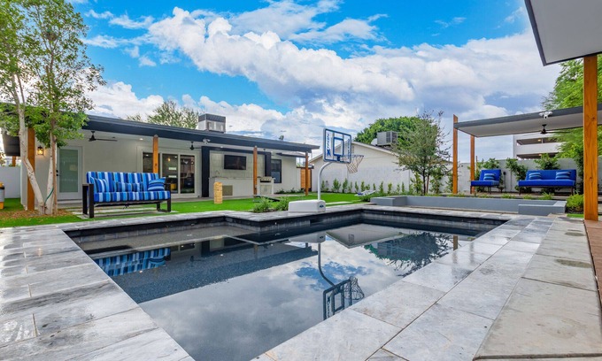 Garfield House | Stylish Downtown 3BD/3BR with Pool and Spa Amenities