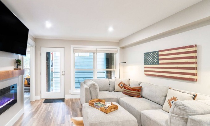 Telluride Condo | Chic Ski Retreat with Electric Fireplace & Spa Amenities