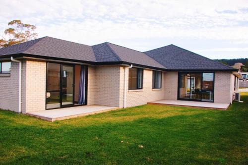 Pukehangi House | Stylish Rotorua Retreat - Family Friendly & Prime Location