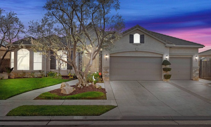 Clovis House | Modern Clovis Estate 2/Pool - PROF. CLEANED