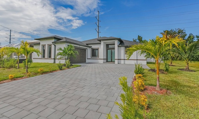 Mariner Villa | Modern Coastal Retreat: 3 Bedrooms with Pool & Hot Tub