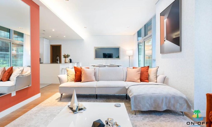 Jumeirah Apartment | Vibrant & Cozy Design with Pool and Breakfast Included