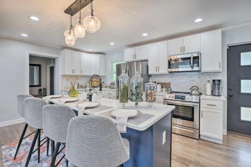 Tuskegee House | Vibrant Home Near Tuskegee University - Ideal for Families