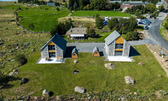 Saint-Chely-d'Aubrac Cottage | Modern Buron Retreat with Spa & Family-Friendly Amenities