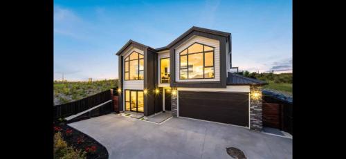 Long Bay House | Modern Comfort in Long Bay near Beach & Cafes