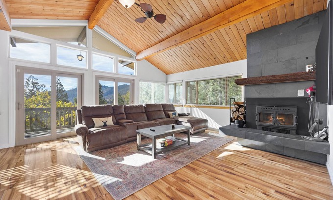 Alta Sierra Cabin | Discover Southern Sierra Serenity Retreat: Adventure Awaits!