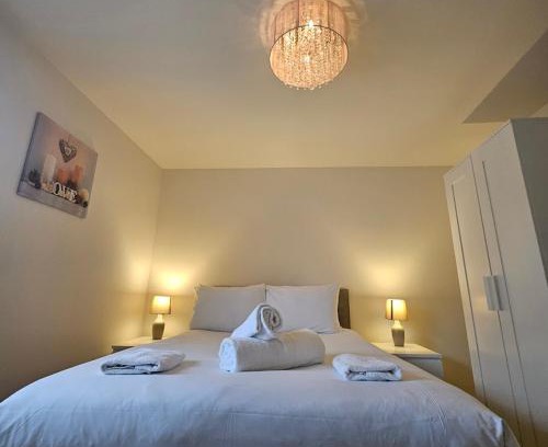 Radbourne House | Modern 3 Bed Home - Family Friendly with Free Parking