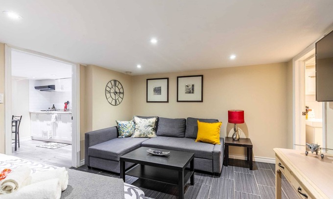 Earlscourt Apartment | Stylish Condo Retreat in Vibrant St Clair West Area