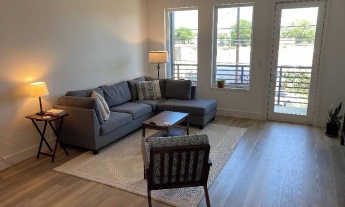 Govalle Condo | Elegant Condo in East Austin with Family-Friendly Amenities