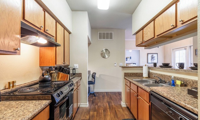 South Arlington Apartment | Stylish Condo Near AT&T Stadium, Pet & Child Friendly