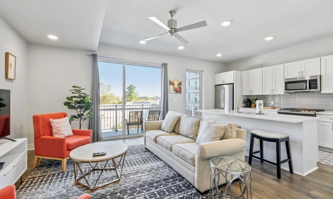 New Orleans Condo | Trendy Condo with Pool Steps from the French Quarter