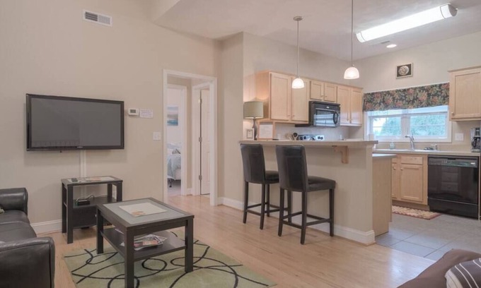 Houston - Harrell Apartment | Stylish Condo Steps from Downtown with Pet-Friendly Perks