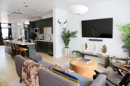 Central East Austin Apartment | Steps from Downtown: Pet-Friendly Condo with Dining & Nightlife