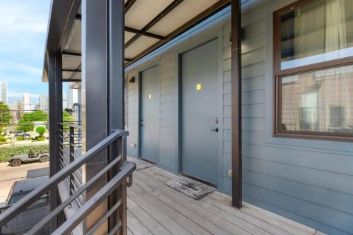 East Cesar Chavez Apartment | Contemporary Condo with Parking - Family-Friendly Retreat