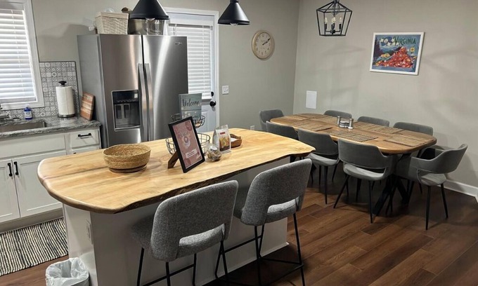 Floyd House | Inviting Retreat with Spa and Breakfast at Chantal Verdugo