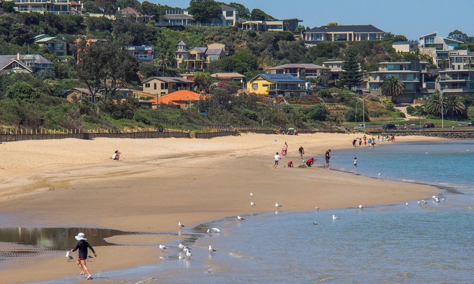 Frankston Apartment | Budget-Friendly Stay with Kitchen & Balcony - Book Today!